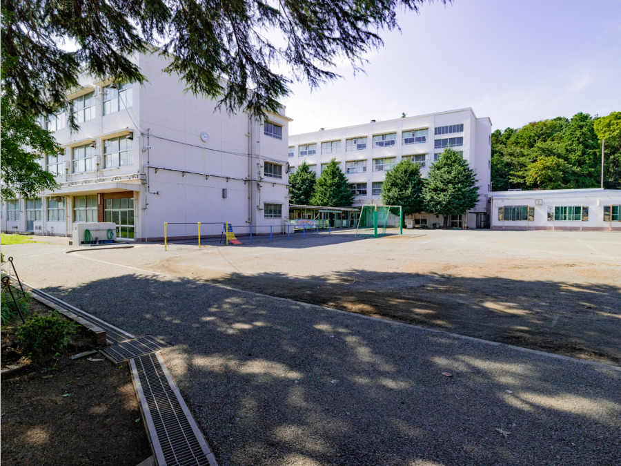 横浜市立岡津小学校　約750ｍ