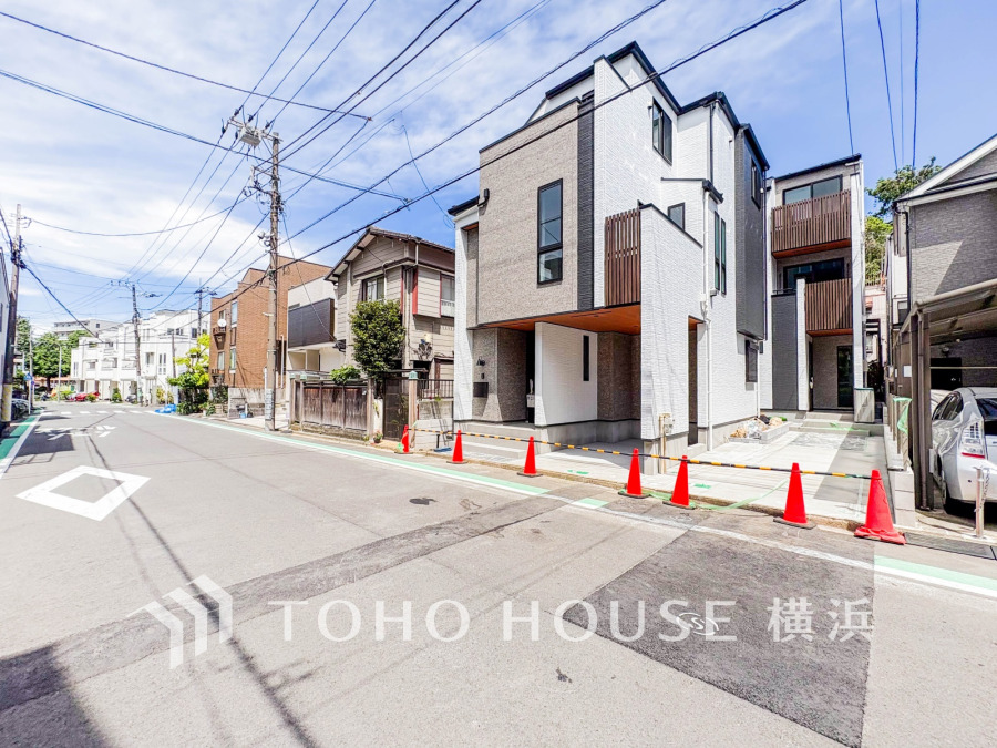 閑静な住宅街に佇む、スタイリッシュな新築3階建て住宅。駐車スペースも確保された快適な住まいです。