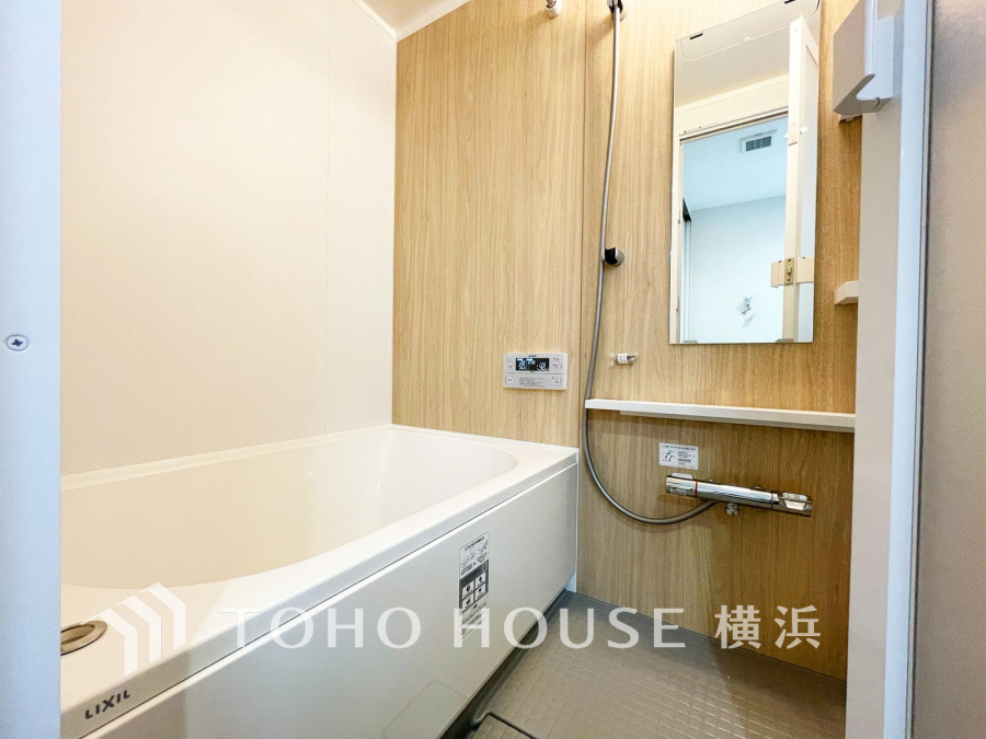 上質が感じられる質感とカラーリングで、清潔な空間美を実現。一日の疲れが癒される優雅なバスタイムを堪能できるゆとりあるバスルームです。