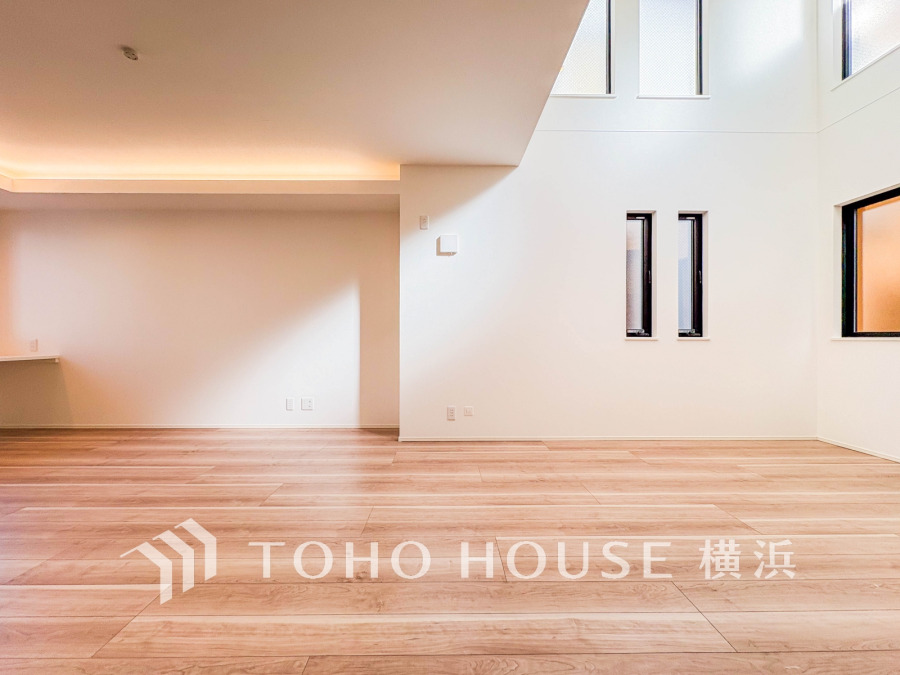 リビングには明るさと開放感を演出する吹き抜けを採用。21.2帖の広々空間です。