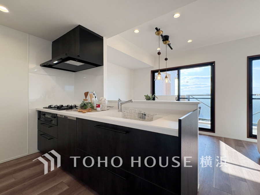 内装の主役でもあり、日常活躍する重要な水回りでもあるからこそ機能性・デザイン性に力を入れております。お手入れのしやすいシステムキッチンを採用しております。