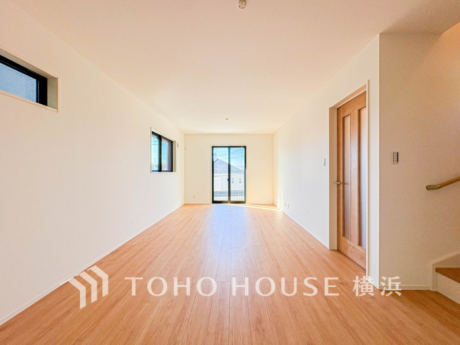 明るい光が差し込む広々としたリビング。シンプルな内装で自由にアレンジ可能な快適空間です。