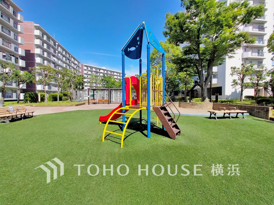 敷地内には複数の公園もあり、小さなお子さまを安心して遊ばせることができそうです。「おひさま広場」まで約190ｍ