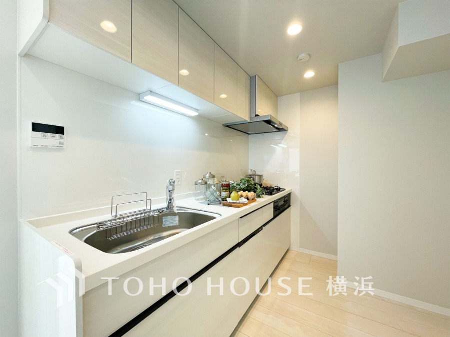 清潔感あふれるホワイト基調のキッチンは、収納豊富で使い勝手良好。家事がはかどる快適な空間です。