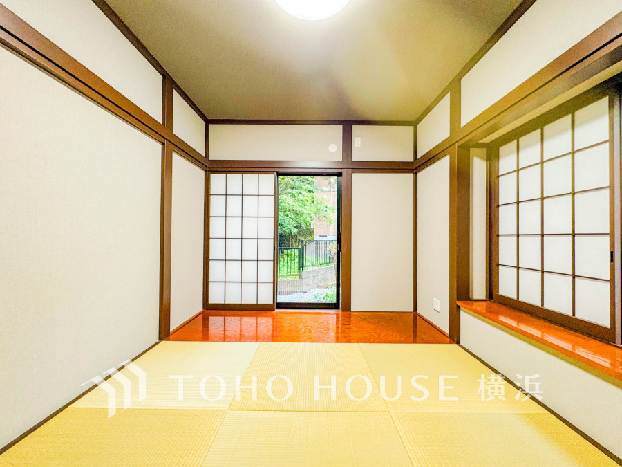 洋室とはまた違った良さがある和室。畳の香りに癒され、和の空間を感じることのできる落ち着きある一部屋です。障子からこぼれる光も優しく心穏やかになる空間です。