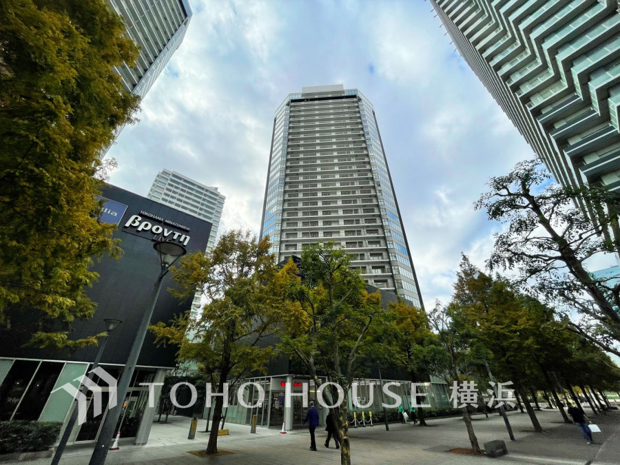 横浜みなとみらいの高層マンション。緑豊かな街路樹に囲まれた快適な都市生活を実現します。