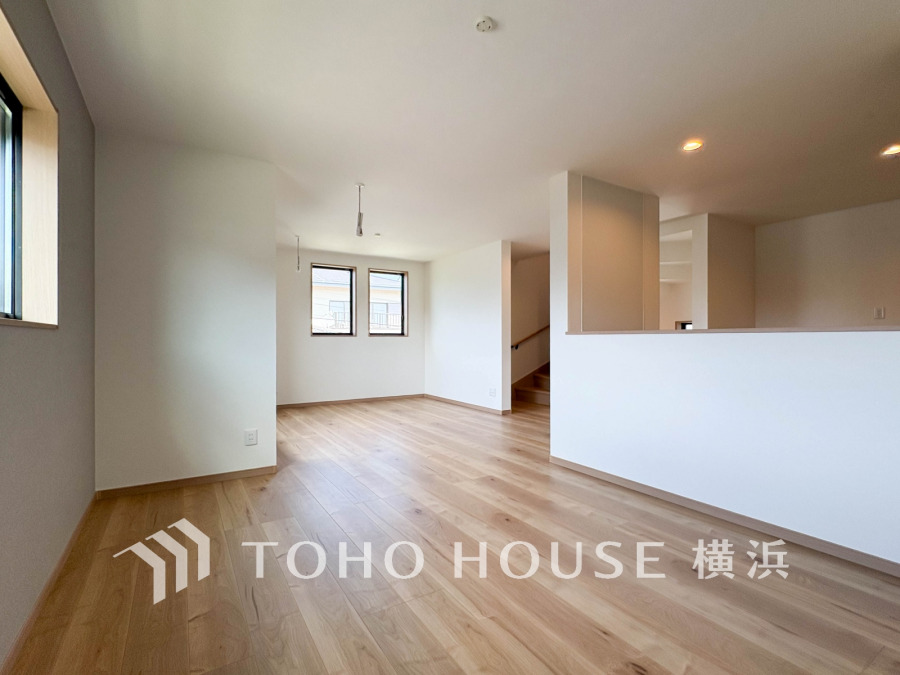 柔らかな色合いのフローリングと清潔感の溢れるクロスが明るい空間を創り出しているリビングダイニング。憩いの場に相応しく、ここで楽しむ家族の時間が絆をより深めてくれそうです。