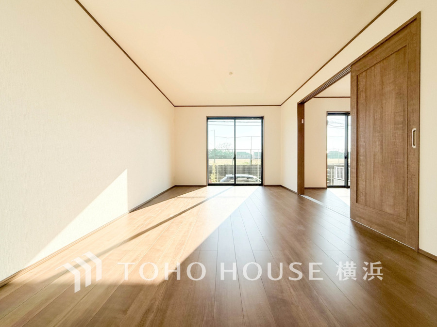 柔らかな色合いのフローリングと清潔感の溢れるクロスが明るい空間を創り出しているリビングダイニング。憩いの場に相応しく、ここで楽しむ家族の時間が絆をより深めてくれそうです。