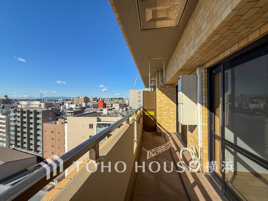 暮らしの中で光と風を演出してくれるバルコニー、見事なまでの開放的な空間を演出しながら、プライベート性も確保された空間は我が家の自慢です。