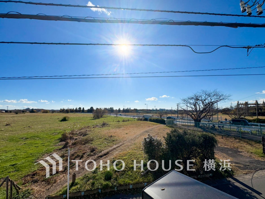 広々とした緑地が広がり、陽当たり良好な開放感あふれる自然豊かな住環境です。