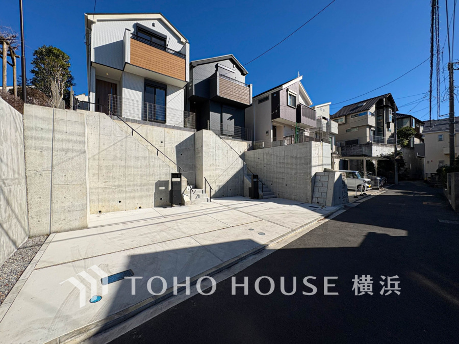 陽当たり良好な新築住宅。広々とした駐車スペースと高基礎で安心の立地環境が魅力です。