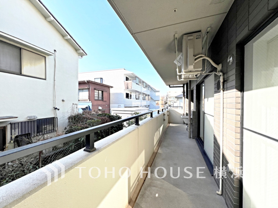 南西向きで陽当たり良好なバルコニー。3部屋に面したワイドスパンバルコニーです。