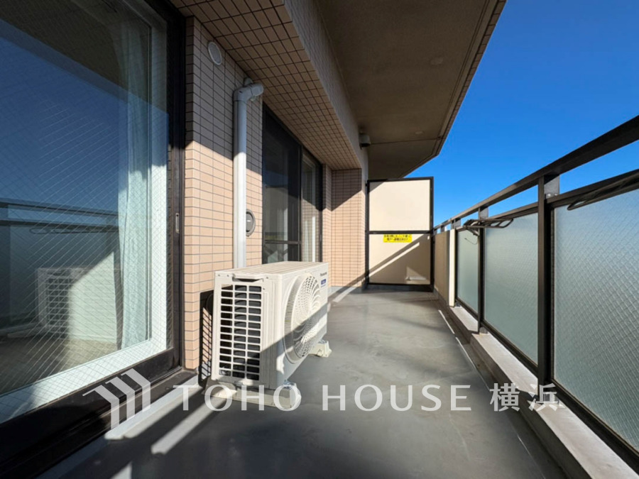 暮らしの中で光と風を演出してくれるバルコニー、見事なまでの開放的な空間を演出しながら、プライベート性も確保された空間は我が家の自慢です。