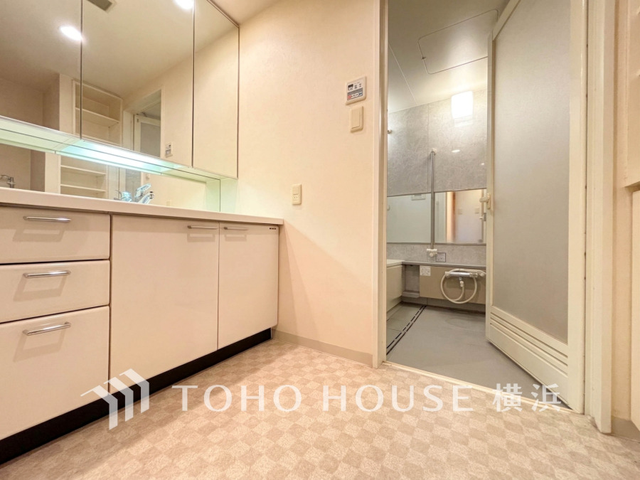 清潔感あふれる洗面室と浴室。たっぷり収納の洗面台で毎日の身支度も快適に行えます。