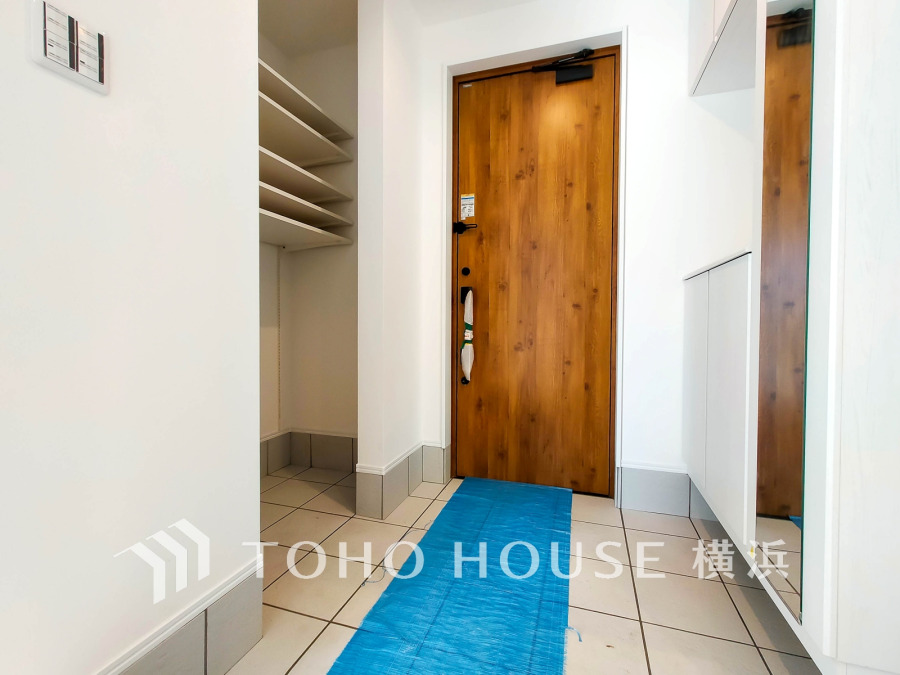 大容量のシューズインクローゼット付きで収納豊富な玄関スペースです。