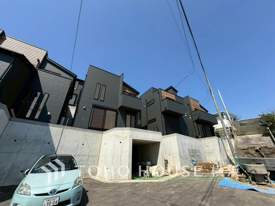 その邸が魅せる、気品・上質・重厚感・極細やかさ、そのすべては訪れた者に安らぎと品性を与える特別な空間です。ここに住むからこそ意味がある。すべての（始まり）をここから迎えます。