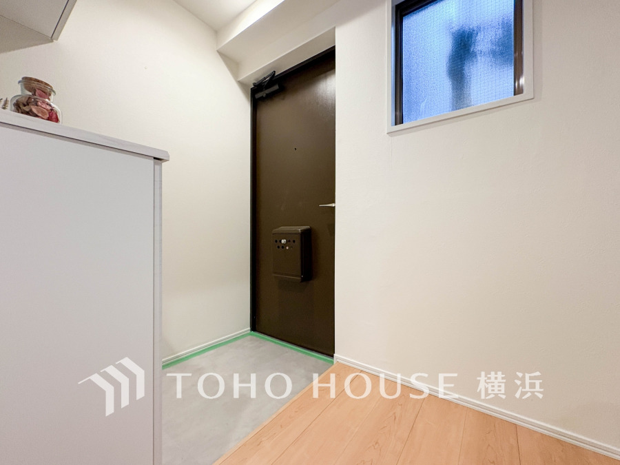 お客様をお迎えする玄関は落ち着いた雰囲気。帰り着くたびに洗練されたテイストの空間に迎えられ誇りと喜びを感じる玄関まわりです。
