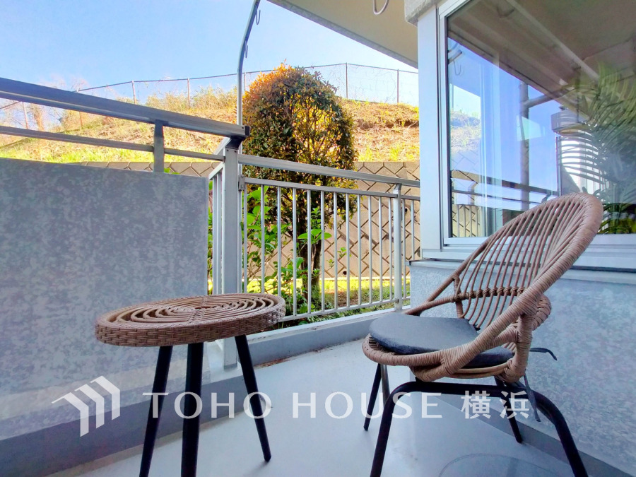 暮らしの中で光と風を演出してくれるバルコニー、見事なまでの開放的な空間を演出しながら、プライベート性も確保された空間は我が家の自慢。