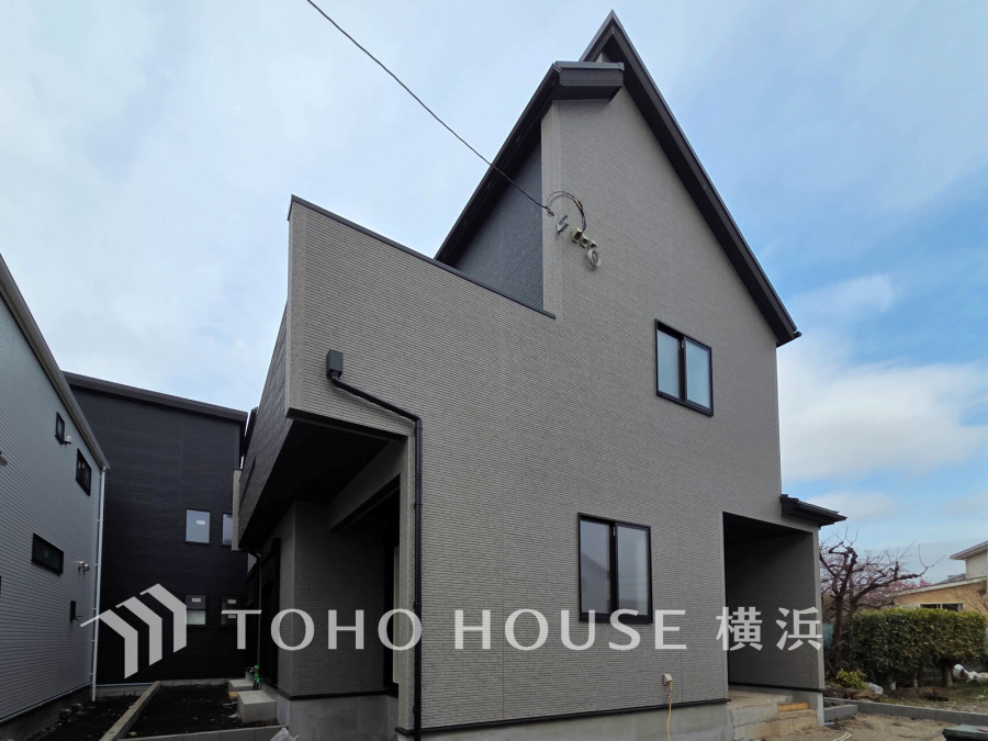 住む人を映し出す洗練された佇まいは、いつまでも輝き続けながらいつしか街の風景に溶け込んでいきます。