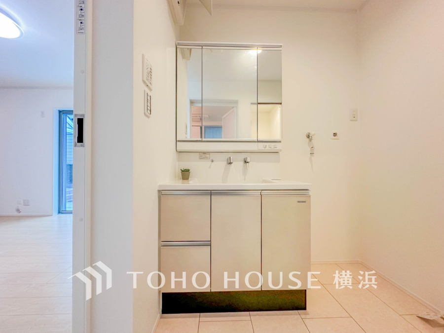 十分な大きさの洗面台は、身だしなみチェックや歯磨きなど、朝の慌ただしい時間でも余裕とゆとりを感じて頂けます。