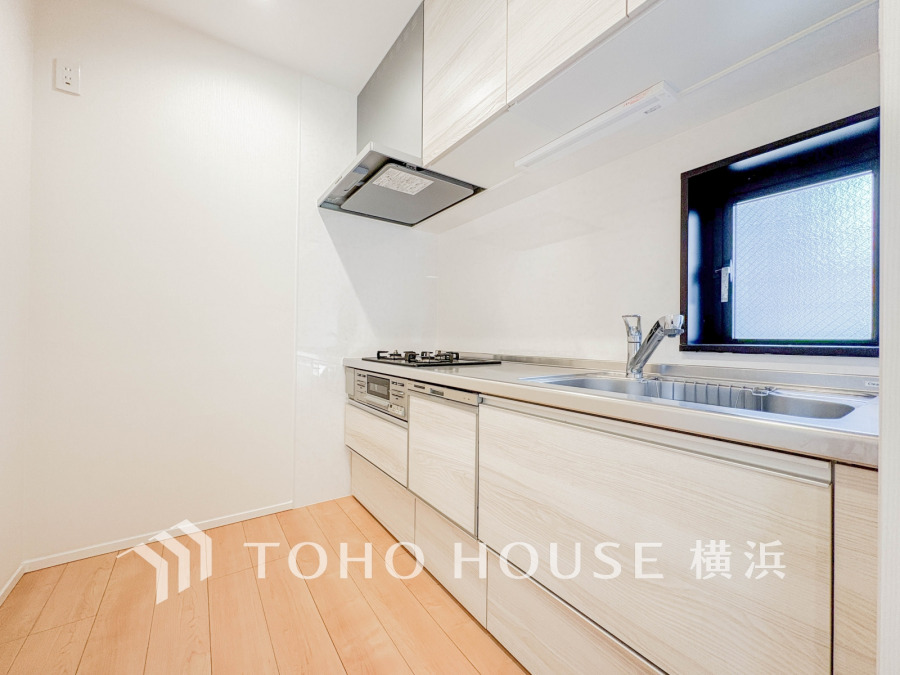 内装の主役でもあり、日常活躍する重要な水回りでもあるからこそ機能性・デザイン性に力を入れております。お手入れのしやすいシステムキッチンを採用しております。