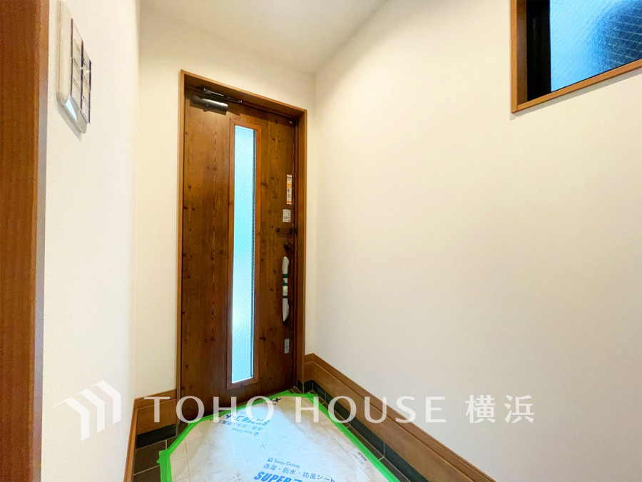 お客様をお迎えする玄関は落ち着いた雰囲気。帰り着くたびに洗練されたテイストの空間に迎えられ誇りと喜びを感じる玄関まわりです。 