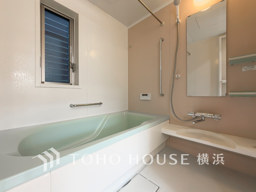 掃除のしやすさ・収納の便利さなど、おふろを使う人、お手入れする人、みんなにとっての「しあわせ性能」を追求したバスルームを採用いたしました。