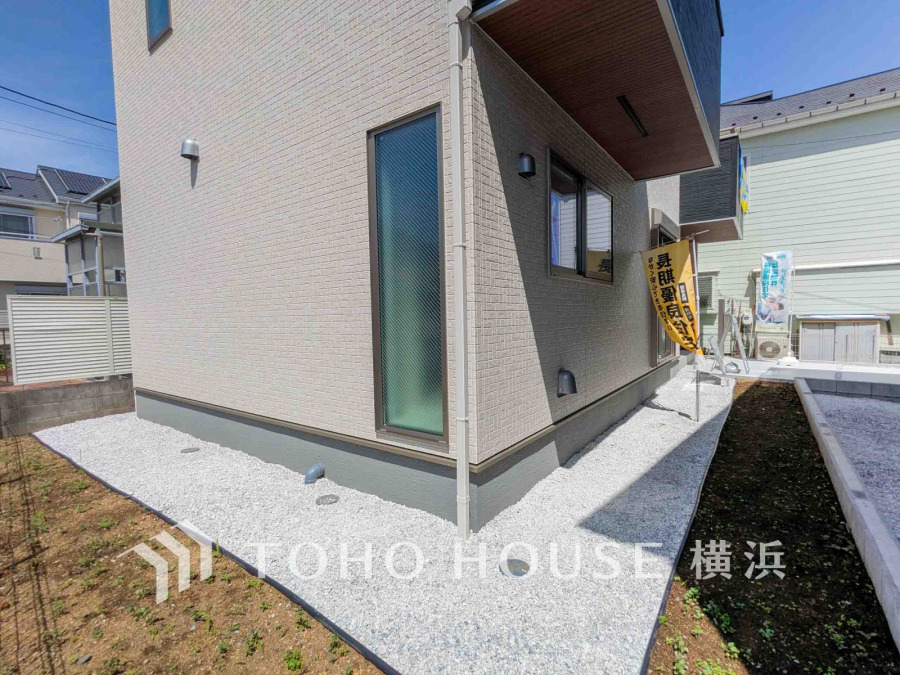 綺麗にデザインされたお洒落なお庭スペース。広さもあるのでお子様が遊んだり、ペットと戯れたりと楽しい時間を過ごせます。