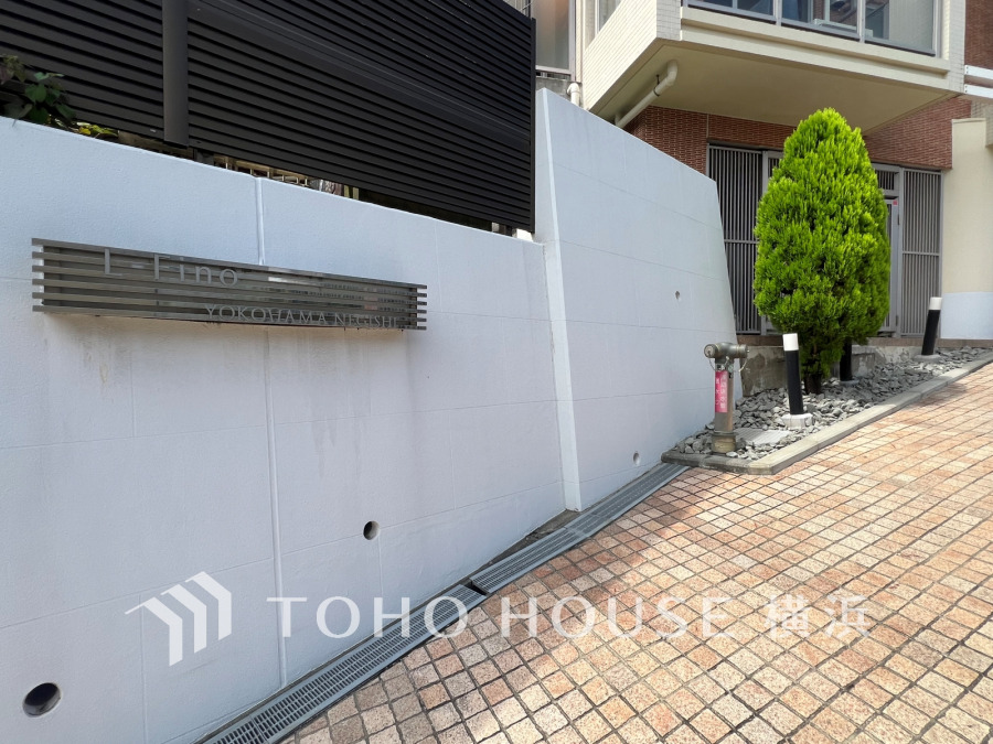 開放的なエクステリアも含めて美しくトータルにデザインされています。時間のゆとりと空間、爽やかな陽光がもたらす光と風を贅沢なまでに感じる暮らしが始まります。