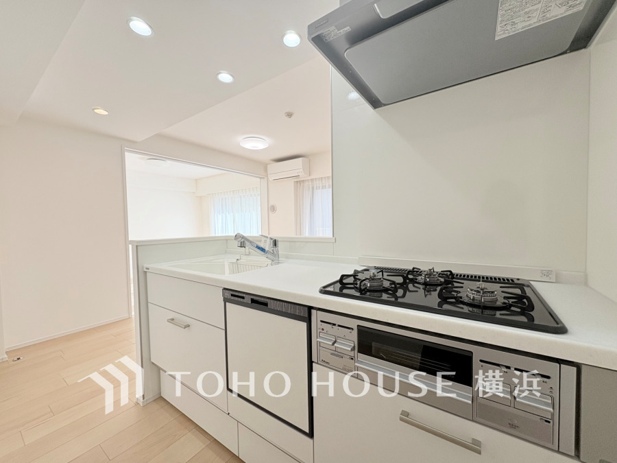 内装の主役でもあり、日常活躍する重要な水回りでもあるからこそ機能性・デザイン性に力を入れております。お手入れのしやすいシステムキッチンを採用しております。