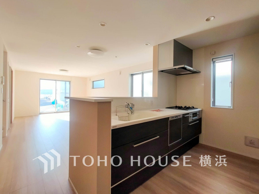 明るい光が差し込む対面キッチン。リビングとつながる開放感ある空間で家族の会話も弾みます。