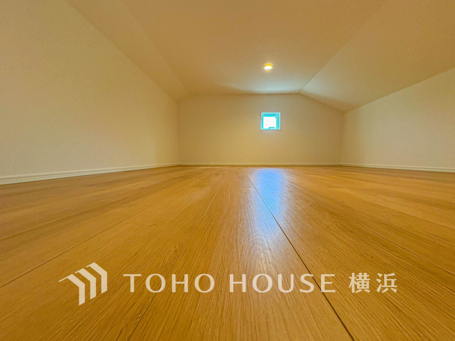 壁面に掛けられている可動はしごを掛けて上ると、天井の有効スペースを活用した開けたロフト空間が。季節物や思い出の品の収納場所、お子様の遊び場として、など…。あると嬉しい大空間です。