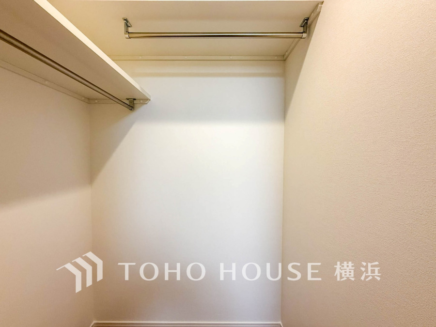 大切な衣類を機能的に収納できるウォークインクロゼット。ゴルフバッグやキャリーバッグなどもすっきりと片付けられます。高い収納率を実現する多彩な収納スペースを確保しました。