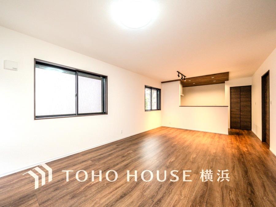 穏やかな時間の流れを楽しみ、寛ぎと笑顔が溢れるリビング。会話を楽しみ、ご家族の何気ない日常にいつもあたたかな幸せの花を添えます。