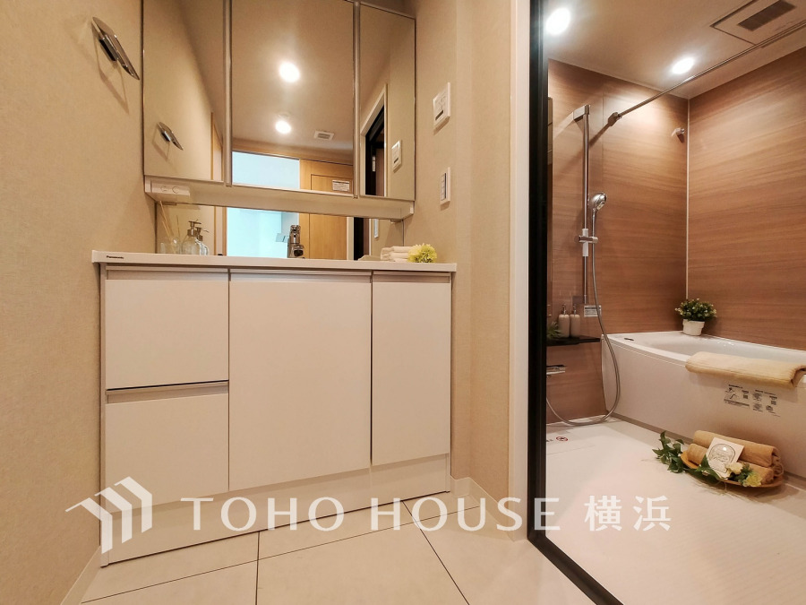 柔らかで爽やかな色使いのパウダールームは、ドレッシーな雰囲気で、上質を感じられる空間。朝晩のケアをする大切な場所だからこそ、落ち着きと清潔感を持たせました。