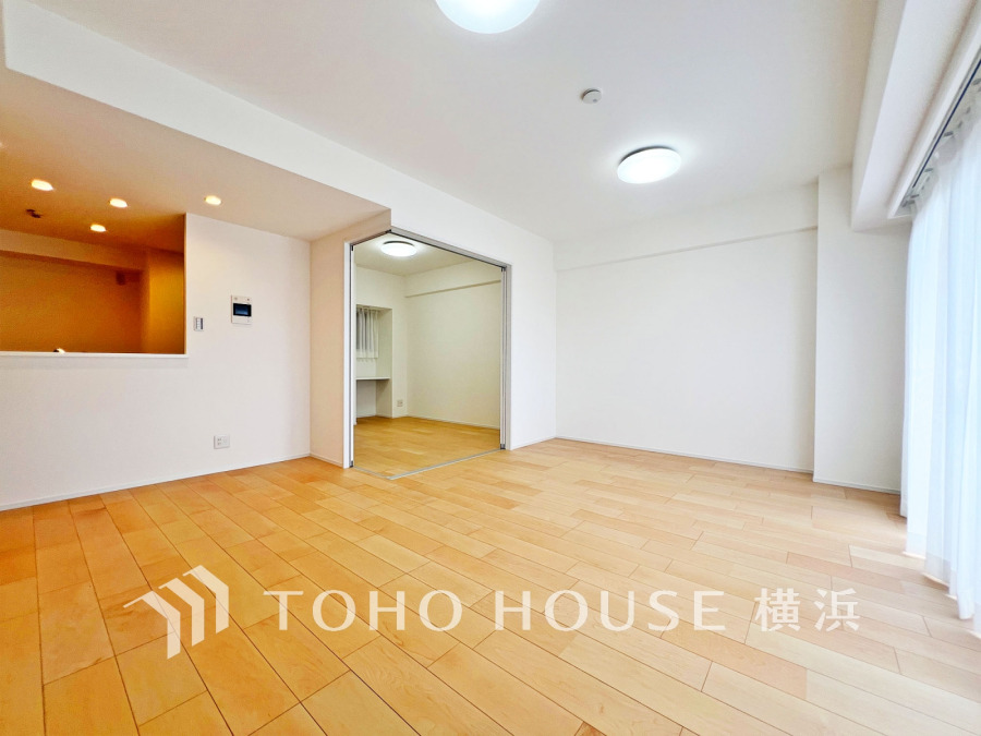 明るく開放的な空間が広がるLDK。室内には豊かな陽光が注ぎ込み、爽やかな住空間を演出。
