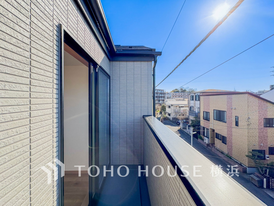 暮らしの中で光と風を演出してくれるバルコニー、見事なまでの開放的な空間を演出しながら、プライベート性も確保された空間は我が家の自慢です。