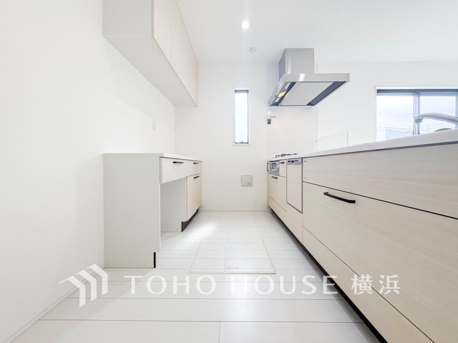 内装の主役でもあり、日常活躍する重要な水回りでもあるからこそ機能性・デザイン性に力を入れております。お手入れのしやすいシステムキッチンを採用しております。