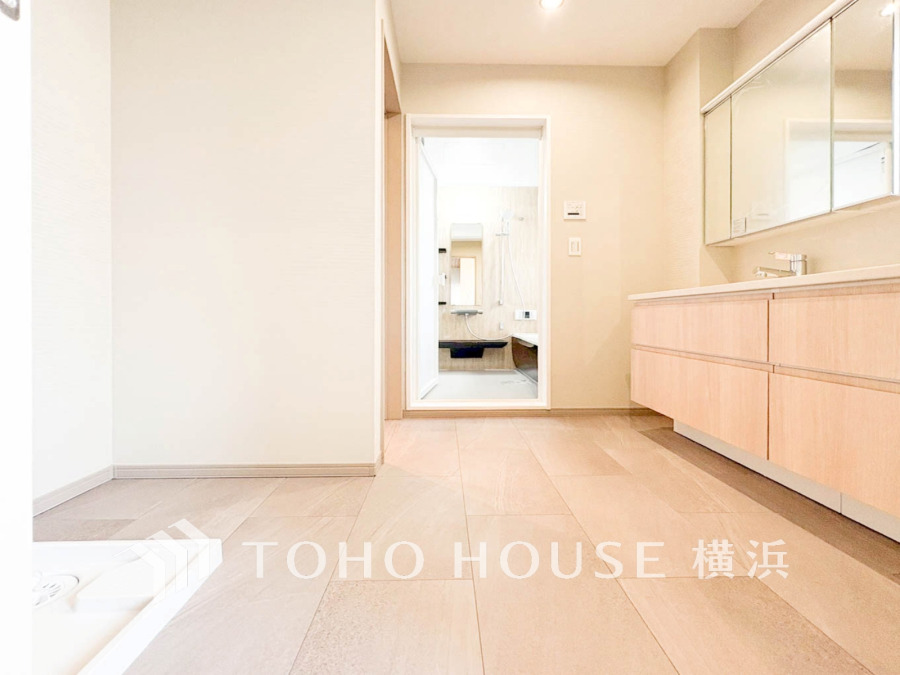 一日の始まりと終わりを心地よく演出し、多彩な機能が備えられたパウダールーム。心地よいリフレッシュ空間。清潔感ある洗面台は、身だしなみチェックや肌のお手入れに。