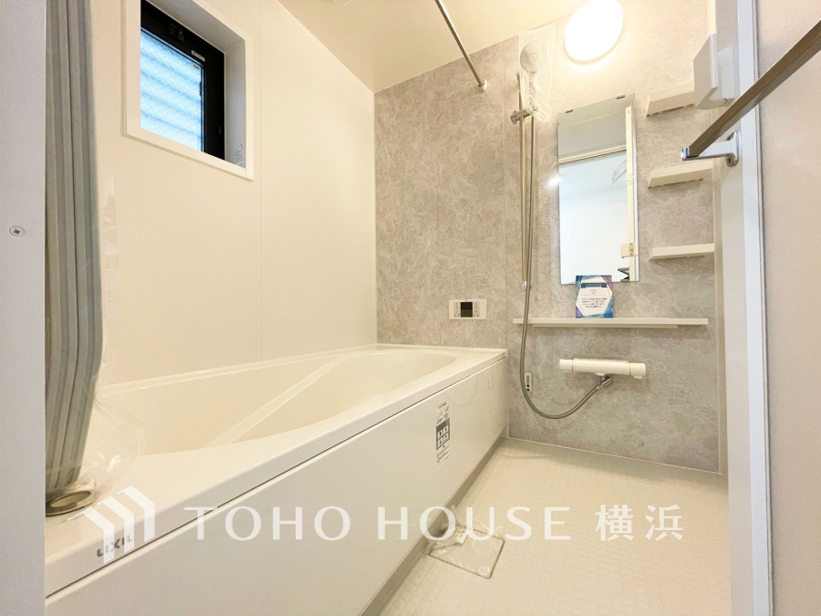 清潔感あふれる白基調の浴室は、ゆったりとくつろげる広さと快適なシャワースペースを備えています。