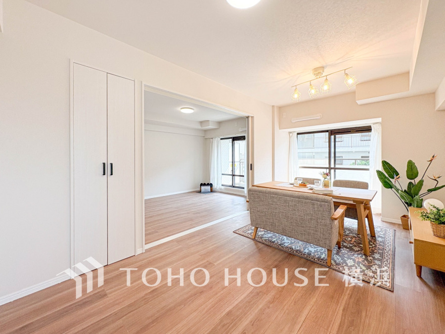 明るい自然光が差し込む、開放感あふれるリビングダイニング。シンプルで温かみのある空間設計です。