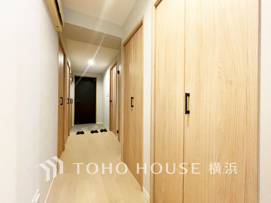 ゆとりある暮らしを叶える、たっぷりの収納を備えた廊下スペース。