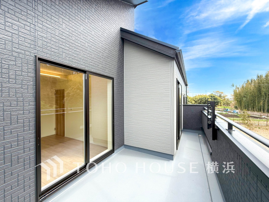 開放感あふれる広々バルコニー。自然の景色を楽しみながら、ゆったりとした時間を過ごせます。