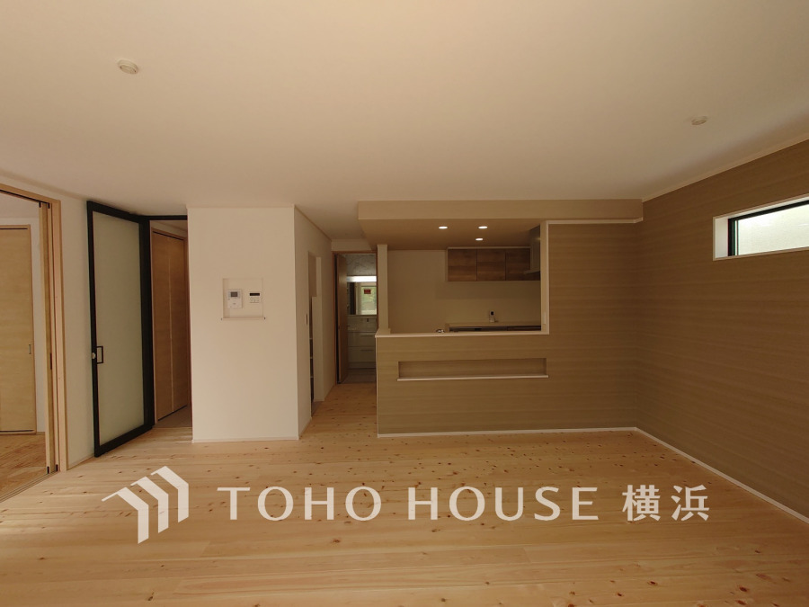 柔らかな色合いのフローリングと清潔感の溢れるクロスが明るい空間を創り出しているリビングダイニング。憩いの場に相応しく、ここで楽しむ家族の時間が絆をより深めてくれそうです。