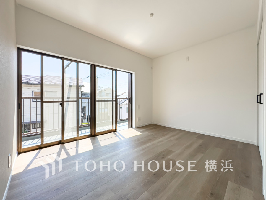 大きな窓から陽光が差し込む明るい洋室。シンプルで使いやすい空間設計が魅力です。