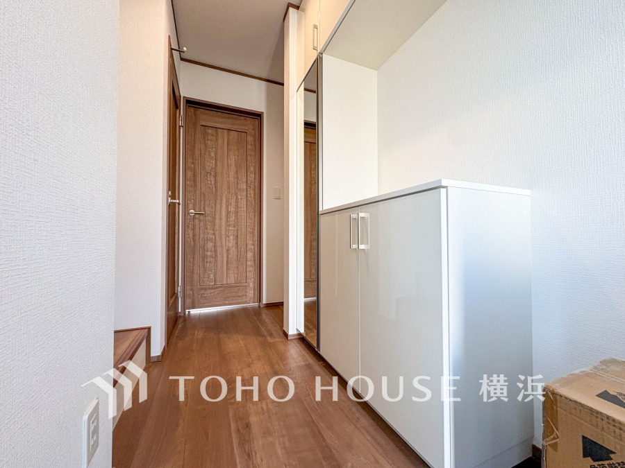 お客様をお迎えする玄関は落ち着いた雰囲気。帰り着くたびに洗練されたテイストの空間に迎えられ誇りと喜びを感じる玄関まわりです。