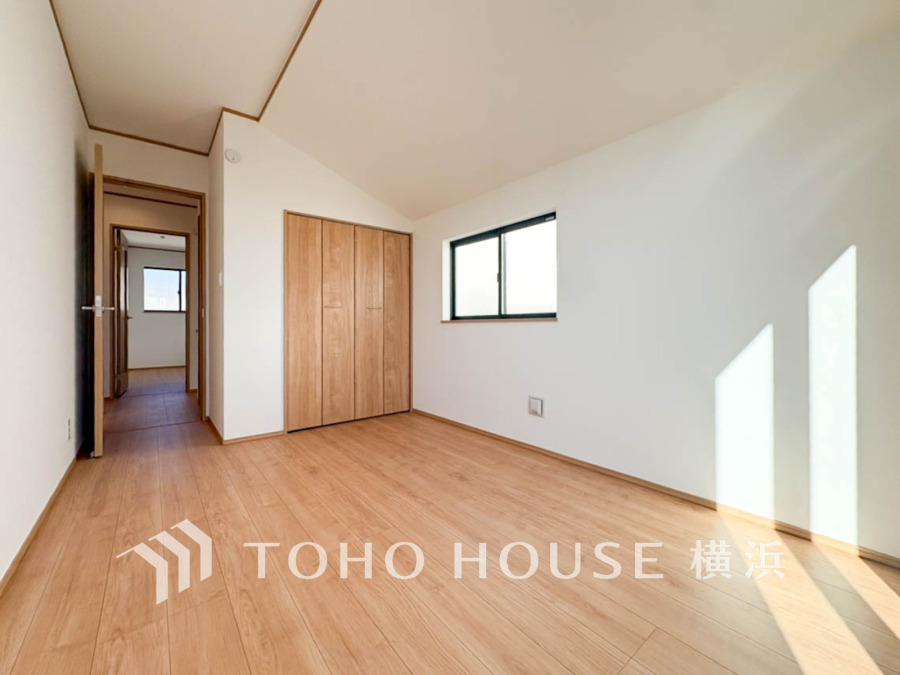 採光もアクセントの一つとして。プライベートルームにはやさしい光が射し込んでいて、この明るい好みの空間で読書をしたり、音楽を聞いたりと一人の時間も充実したものにできます。