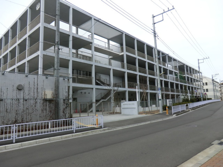 横浜市立子安小学校まで　約500ｍ

