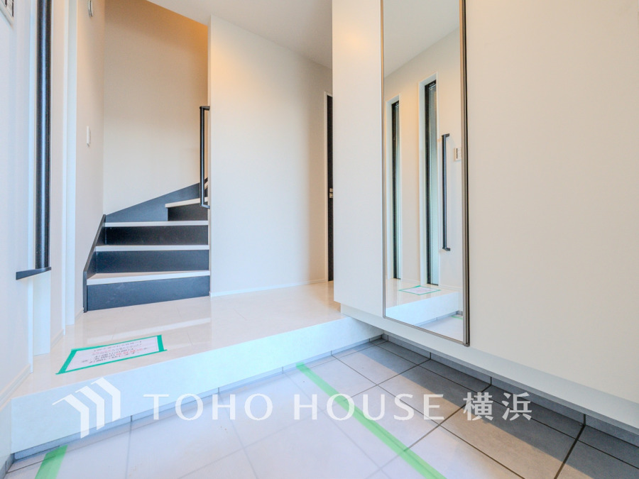 上質感漂う玄関と廊下。居住者の帰り、訪れる方を優しく迎える・安らぎに満ちた生活空間を予感させる。健やかな暮らしを楽しめることでしょう。