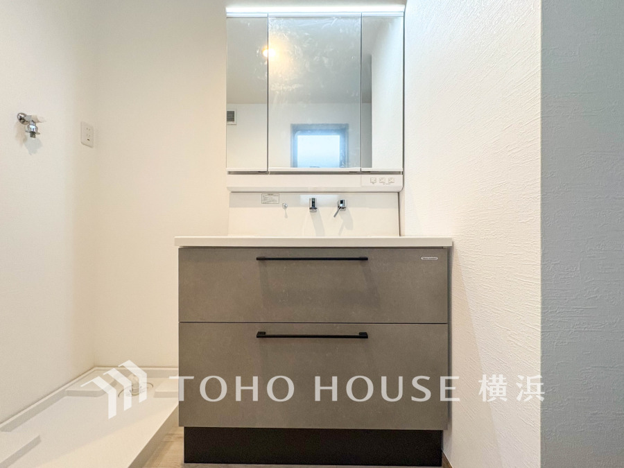 十分な大きさの洗面台は、身だしなみチェックや歯磨きなど、朝の慌ただしい時間でも余裕とゆとりを感じて頂けます。